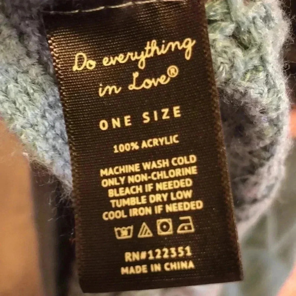 Do Everything in Love sweater. - Picture 7 of 7